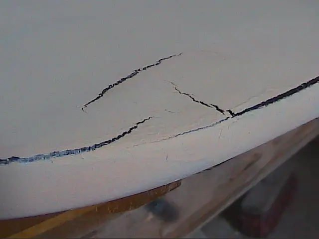 Crack as a result of applying a thick layer of putty