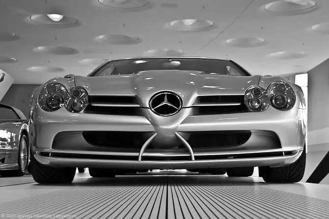 Wat simboliseer die ster op die Mercedes Benz-logo?