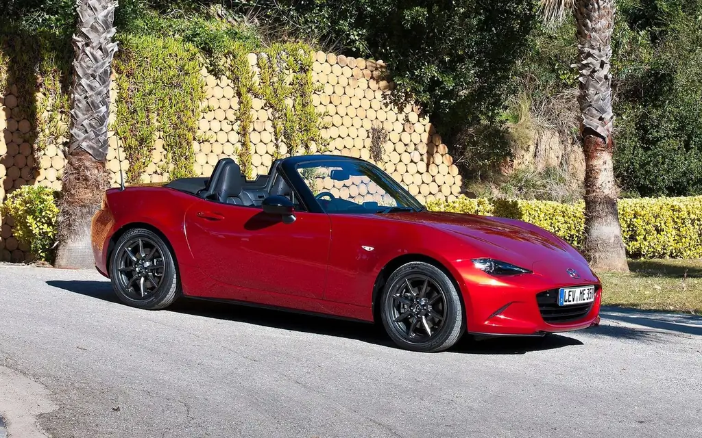 Roadster "Mazda MX5" - dünya otomobil satışlarında liderlerden biri