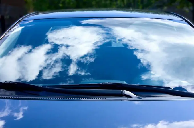 How to clean a car windshield