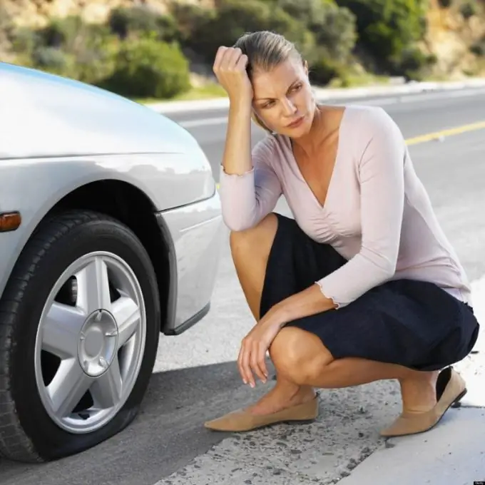 How to change a wheel in a car